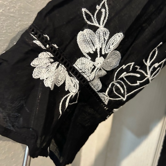 NWOT Alfred Dunner Design Black Top with White Embroidered Flowers. - Picture 3 of 7